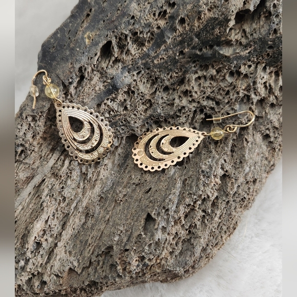 NWOT Drop Earrings with bead - Picture 2 of 6